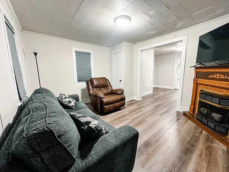 1002 N Main St — Photo 5