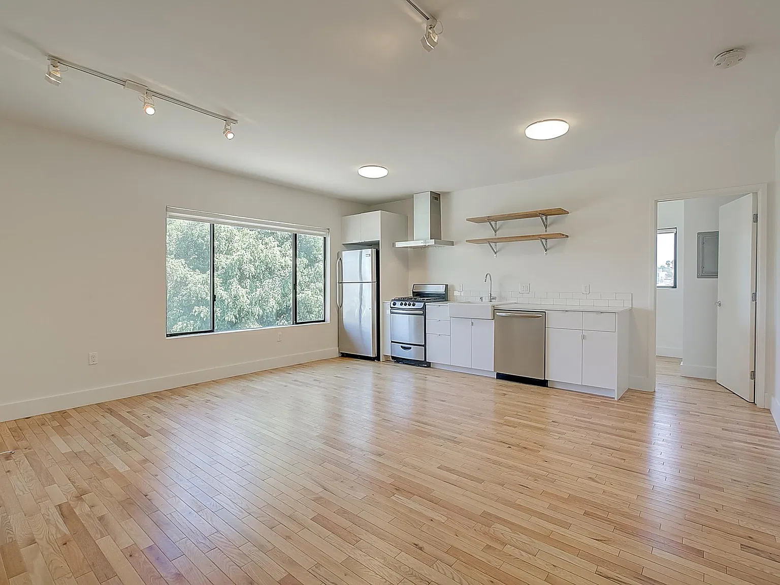 2 bed, 760 sqft, $2,300 — Photo 4