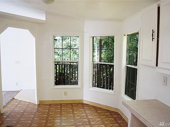 5th image of 629 Chenois Ave NE