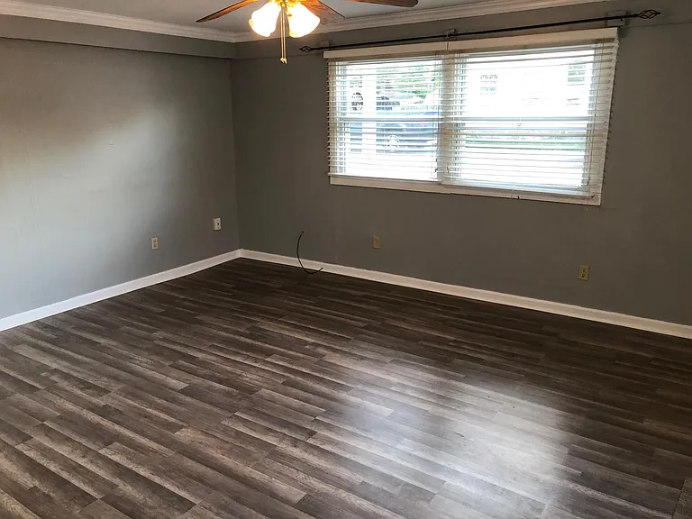 709 E Main St #RIGHT SIDE — Photo 2