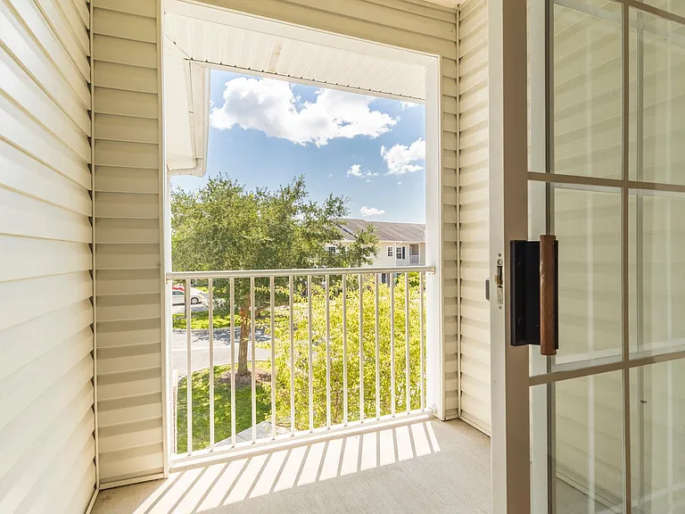 Middle bedroom porch - Pro