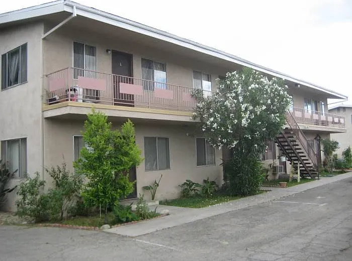 6110 Vineland Ave — Photo 3