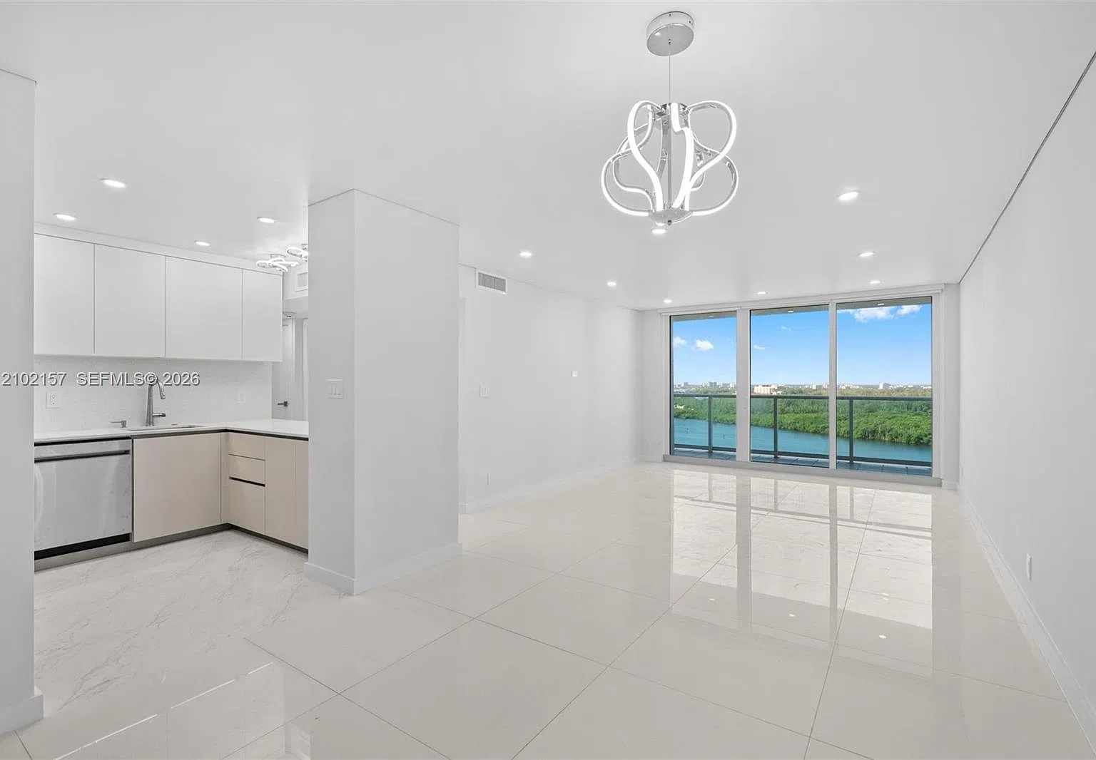 Arlen House East Condo — Photo 4