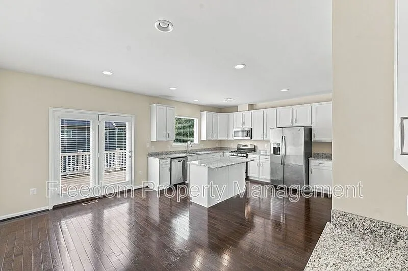 3 bed, 4.0 bath, 2772 sqft, $3,142 — Photo 4