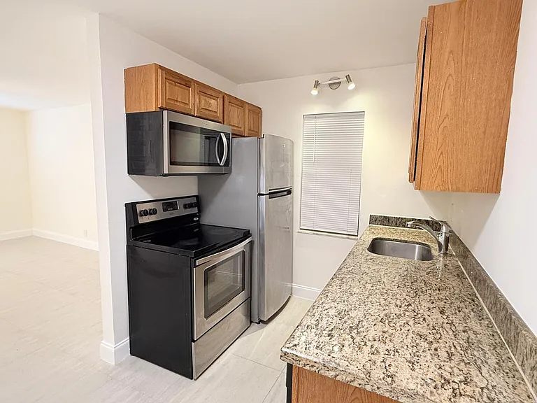 607 NE 29th Dr #17 — Photo 2