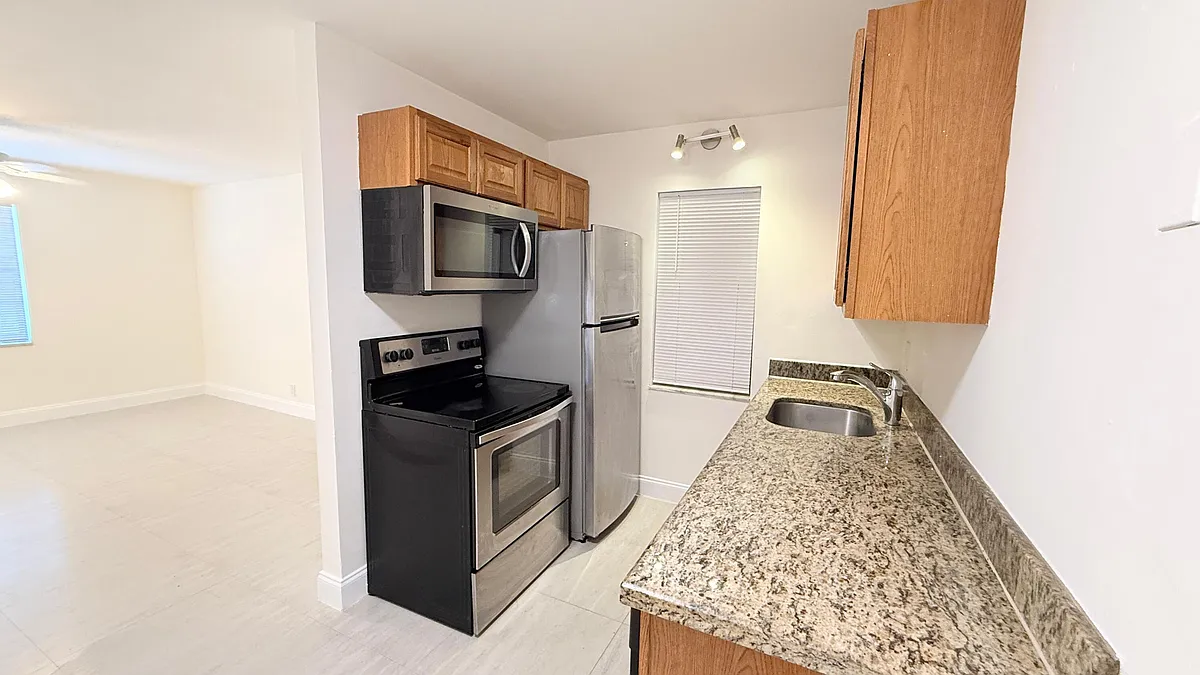 Building Photo - 607 NE 29th Dr #17