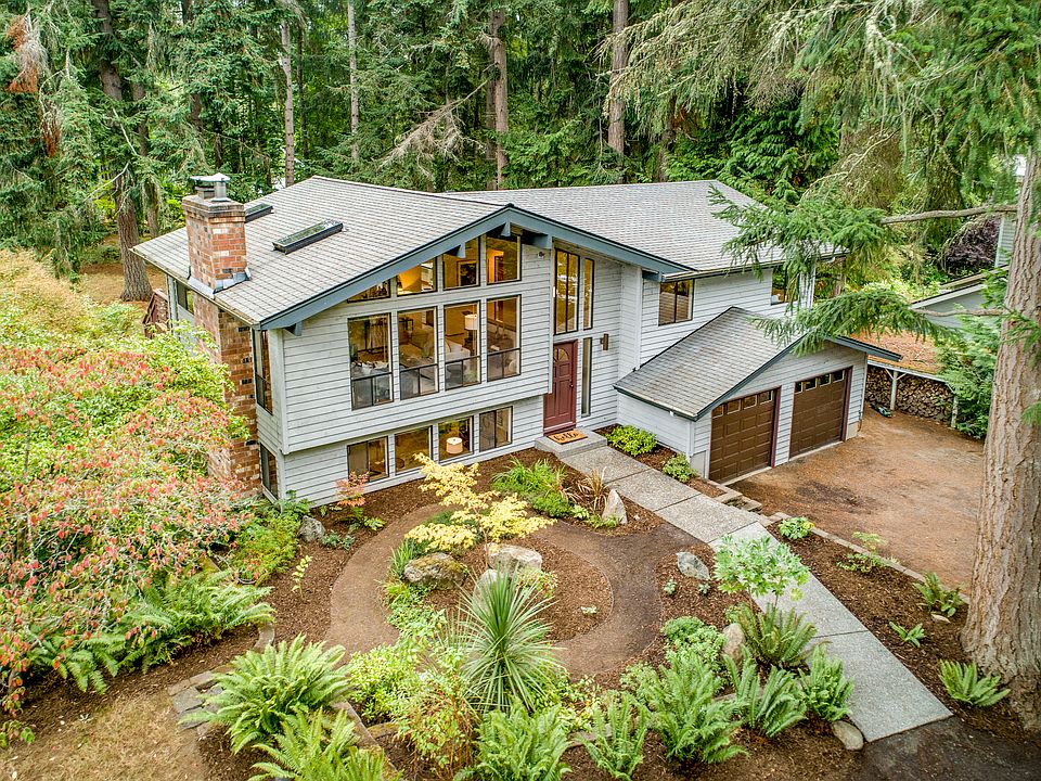 Beautiful home on a gorgeous 1/2 acre plus lot only a few minutes walk/bike from Winslow and the Ferry!