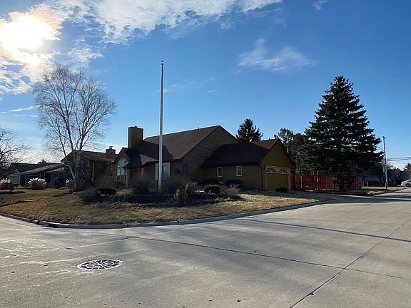 2nd image of 3400 Willow Ln