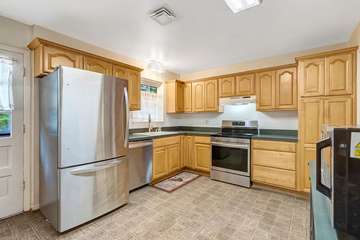 4 bed, 3.0 bath, 1862 sqft, $2,500 — Photo 3