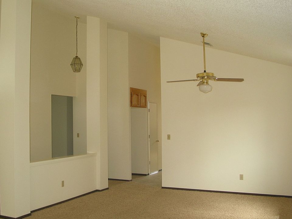 Living Room w/Cathedral ceilings