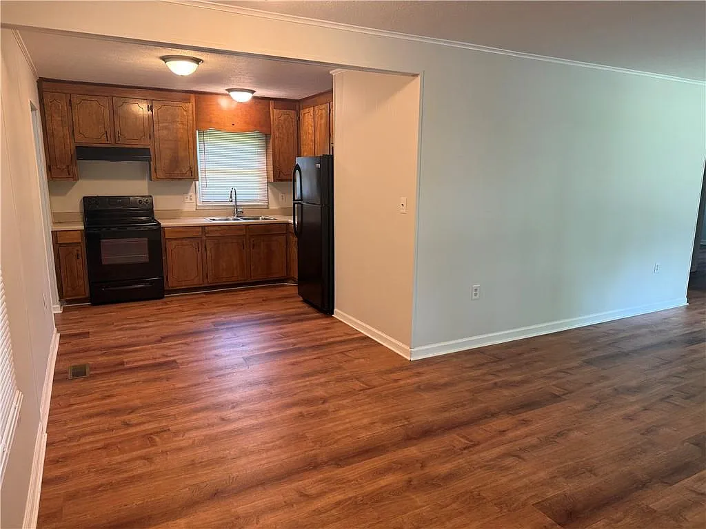 3 bed, 1.0 bath, 1032 sqft, $1,645 — Photo 4