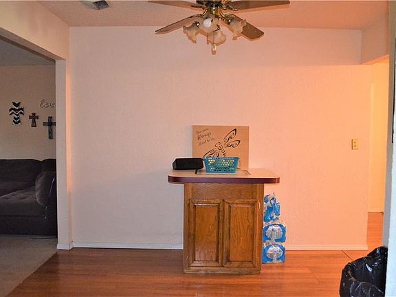 4th image of 613 W 10th St
