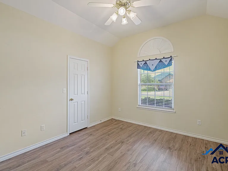 5902 Sutherland Dr — Photo 9