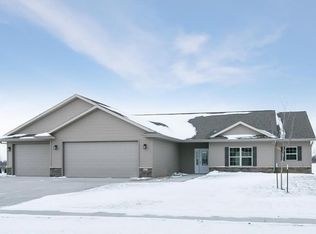 1827 Wenrose Dr NE, North Liberty, IA 52317