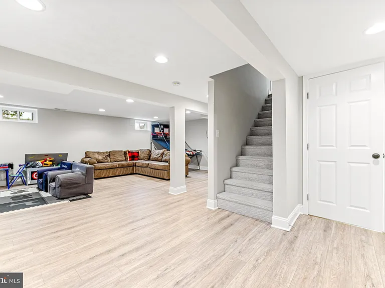 114 E Aylesbury Rd — Photo 40