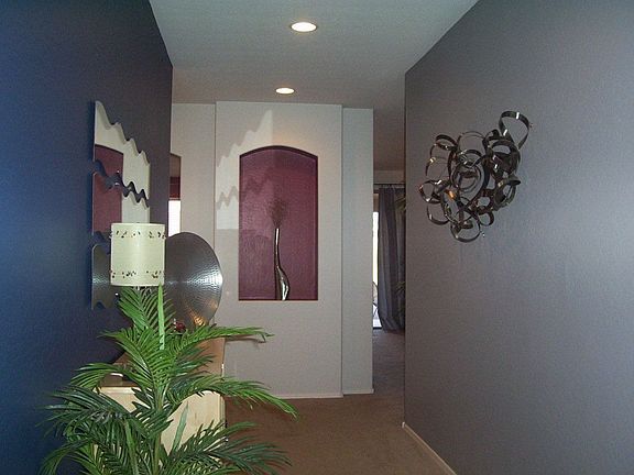 Front Entry w/Niche