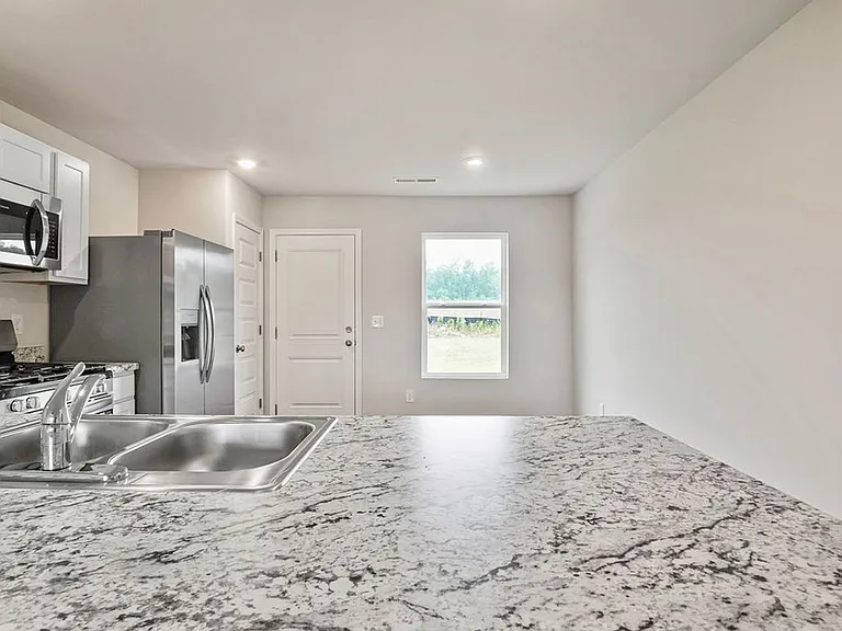 817 Ashford Dr — Photo 9