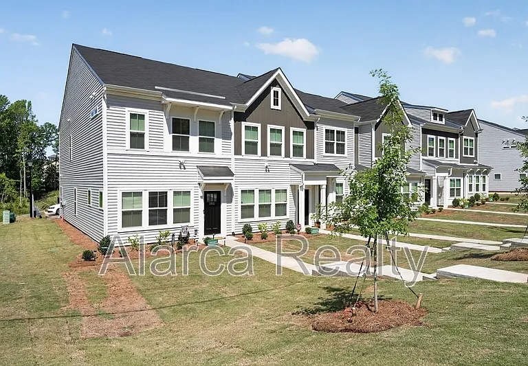 2962 Sloan Dr — Photo 2