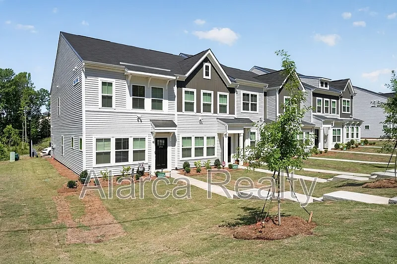 Building Photo - 2962 Sloan Dr