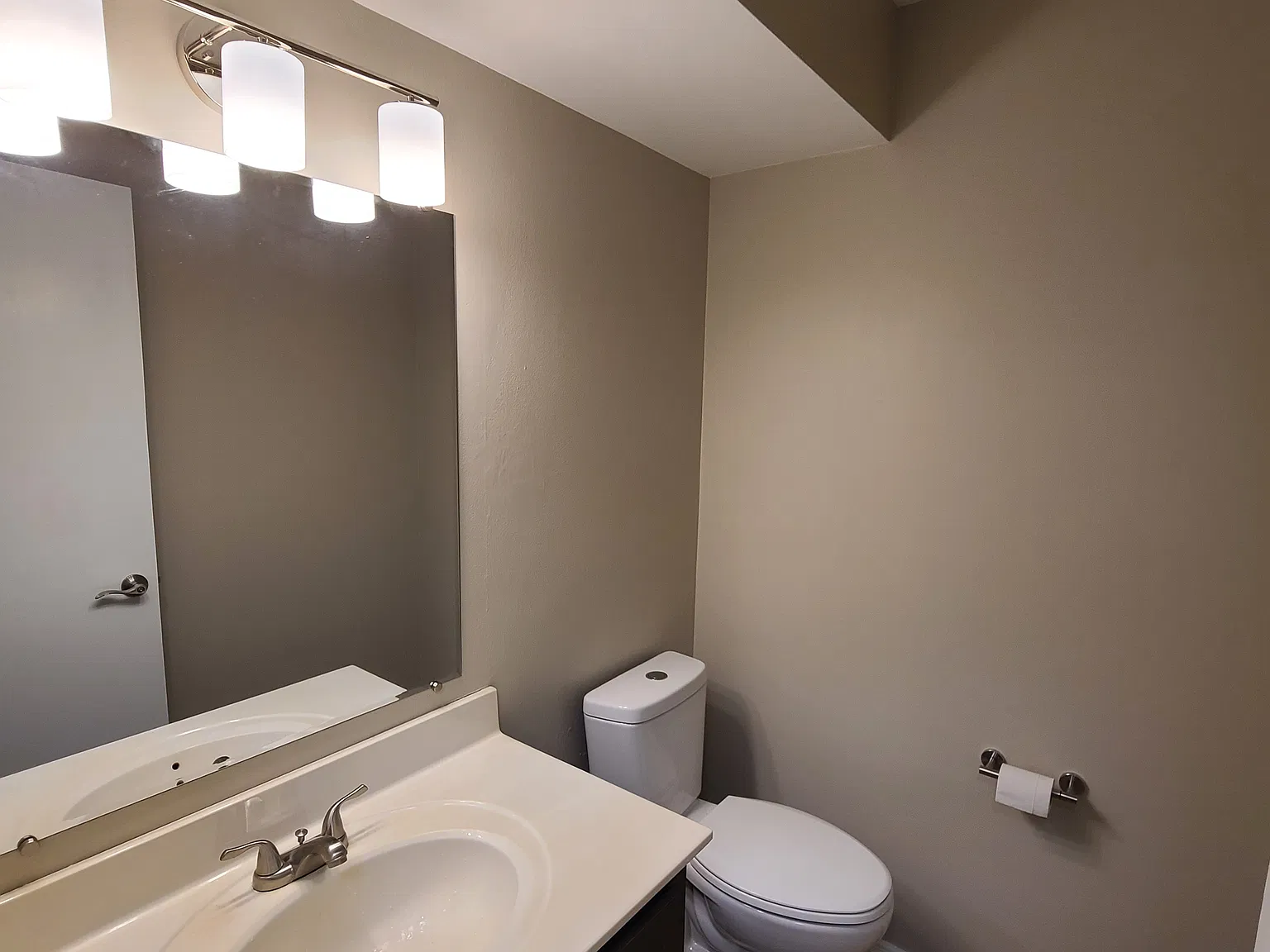3 bed, 2.5 bath, 1690 sqft, $2,500 — Photo 3