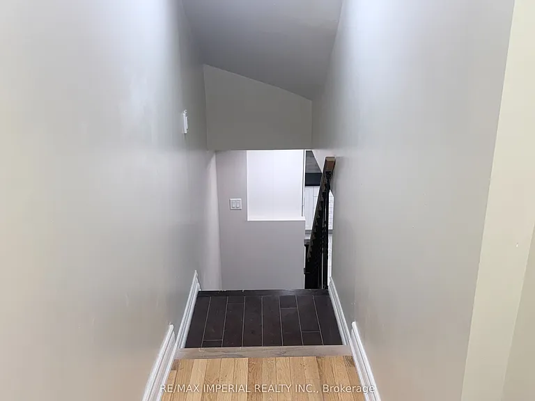 17 Deerwood Cres — Photo 5