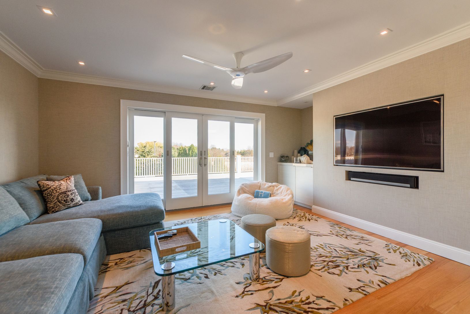  2nd floor hangout space