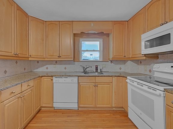 5th image of 90 Sayles St