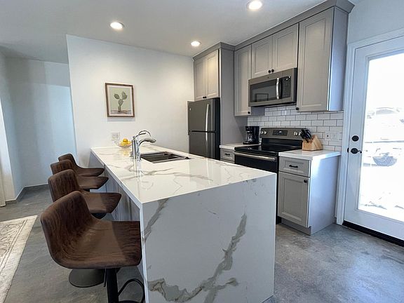 3rd image of 3241 Cabrillo Mesa Dr
