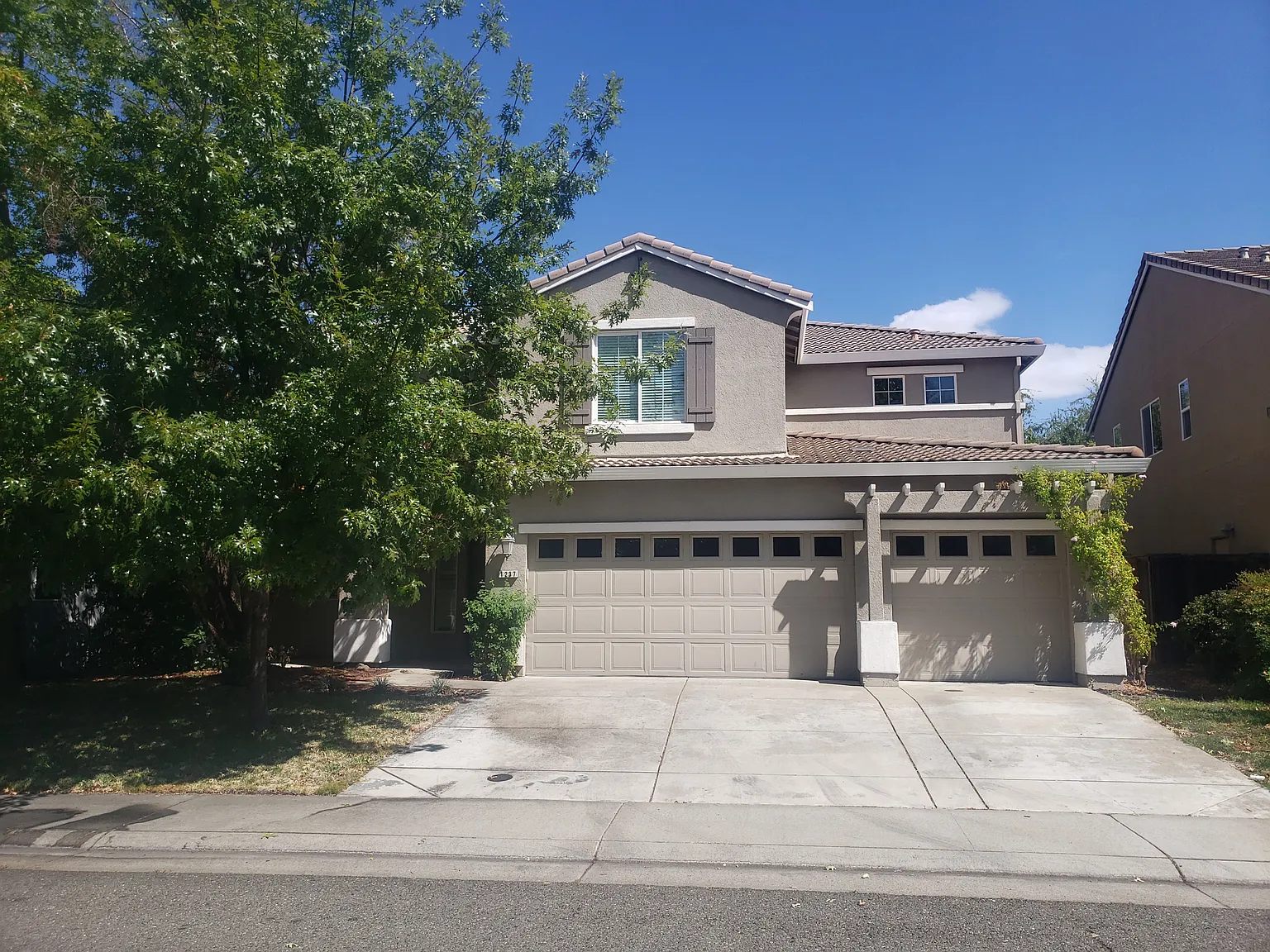 4 bed, 2.5 bath, 2472 sqft, $3,100 — Photo 1