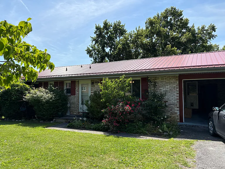 1406 Valley View Dr — Photo 2