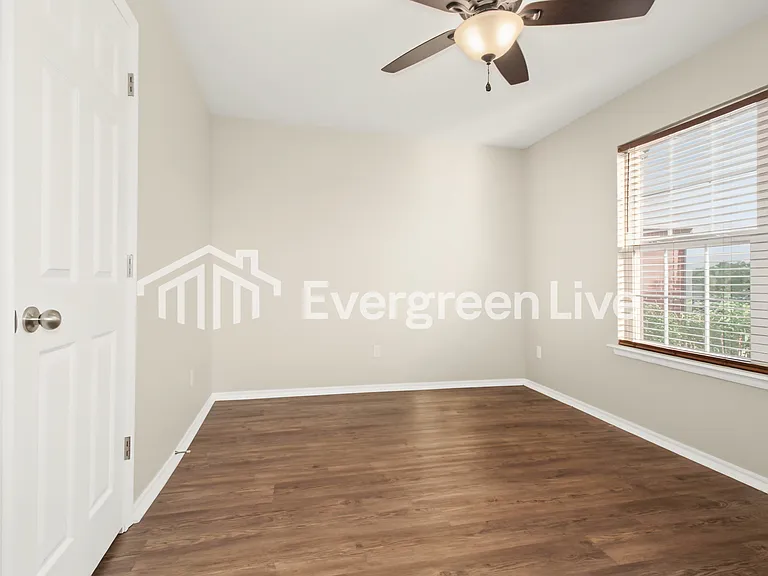 451 NE 19th Pl — Photo 6