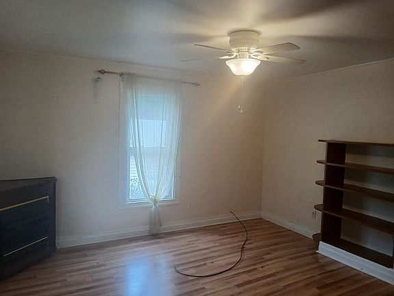 3rd image of 194 Welch St