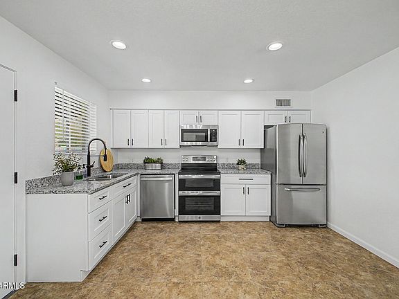 5th image of 242 E HEATHER Avenue