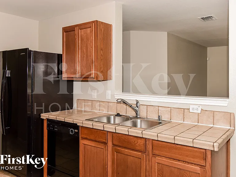 609 Rosemary Dr — Photo 10