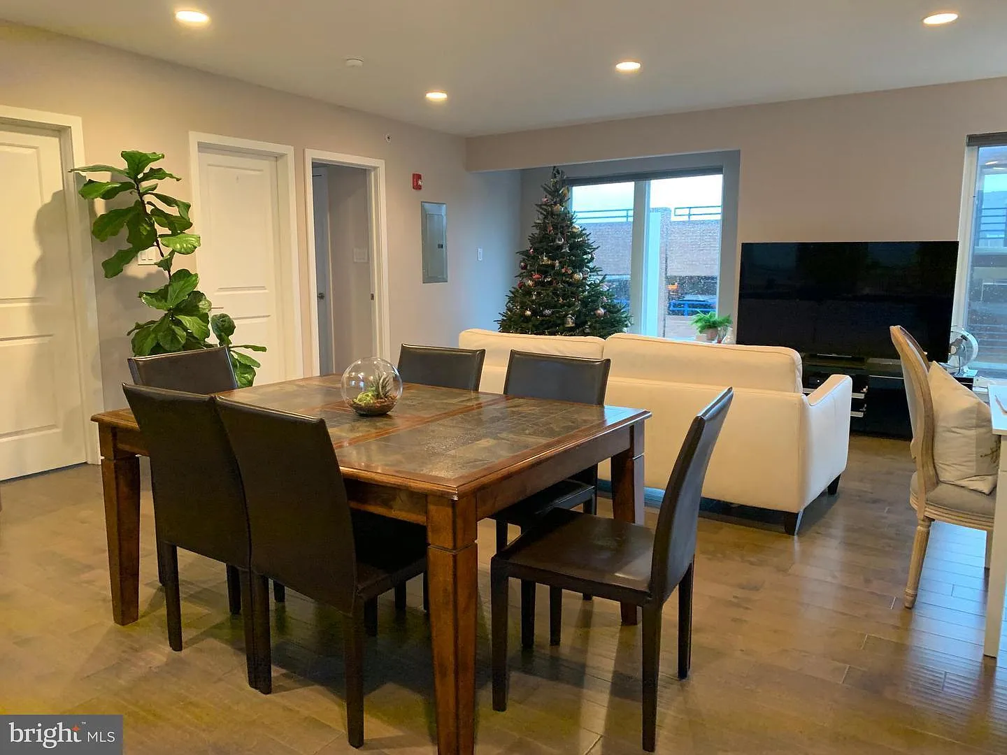 2 bed, 1000 sqft, $2,895 — Photo 2