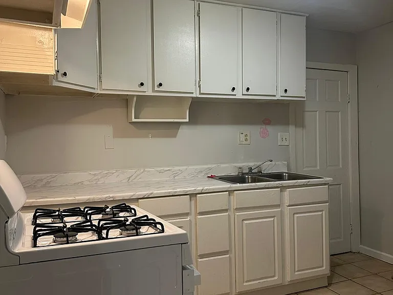 107 Stroud St — Photo 1