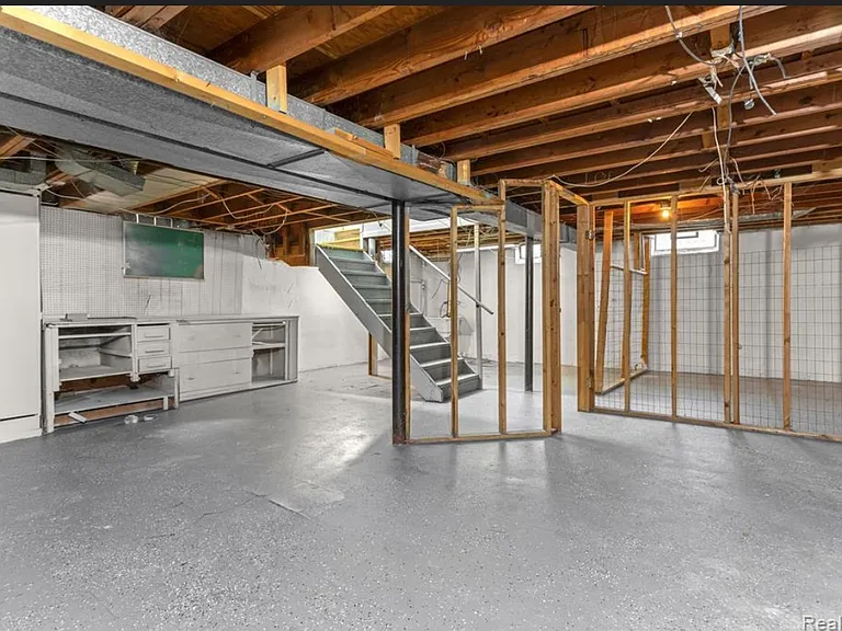 33151 Florence St — Photo 14