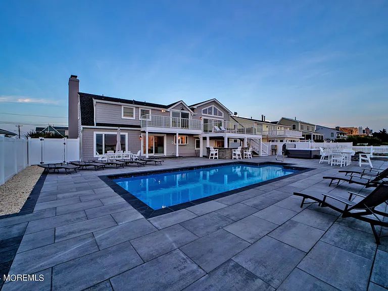 340 Bay Ln — Photo 9