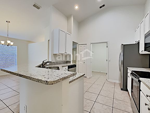 4th image of 992 Stanvoy St