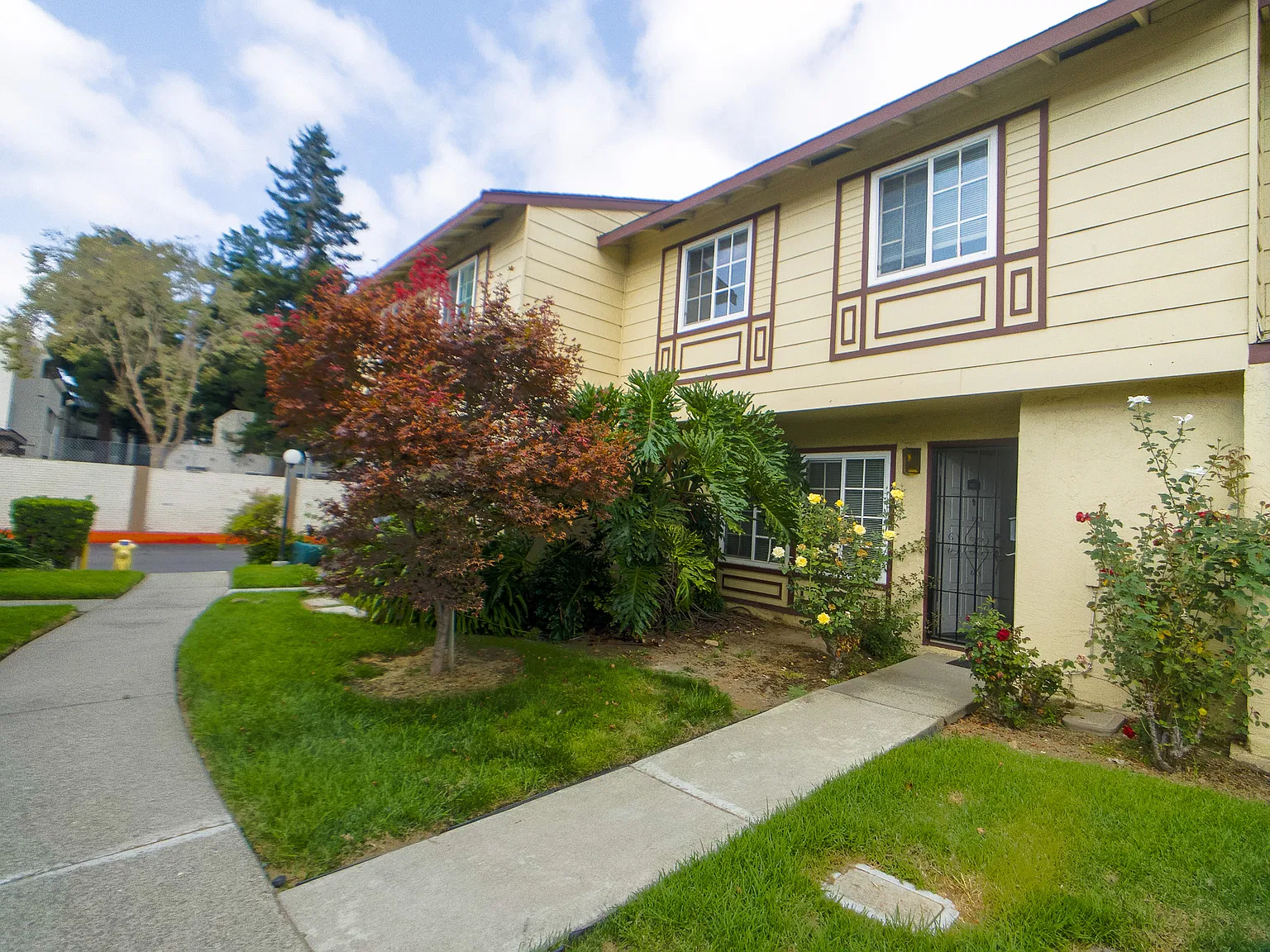 3 bed, 1.5 bath, 1166 sqft, $3,200 — Photo 3