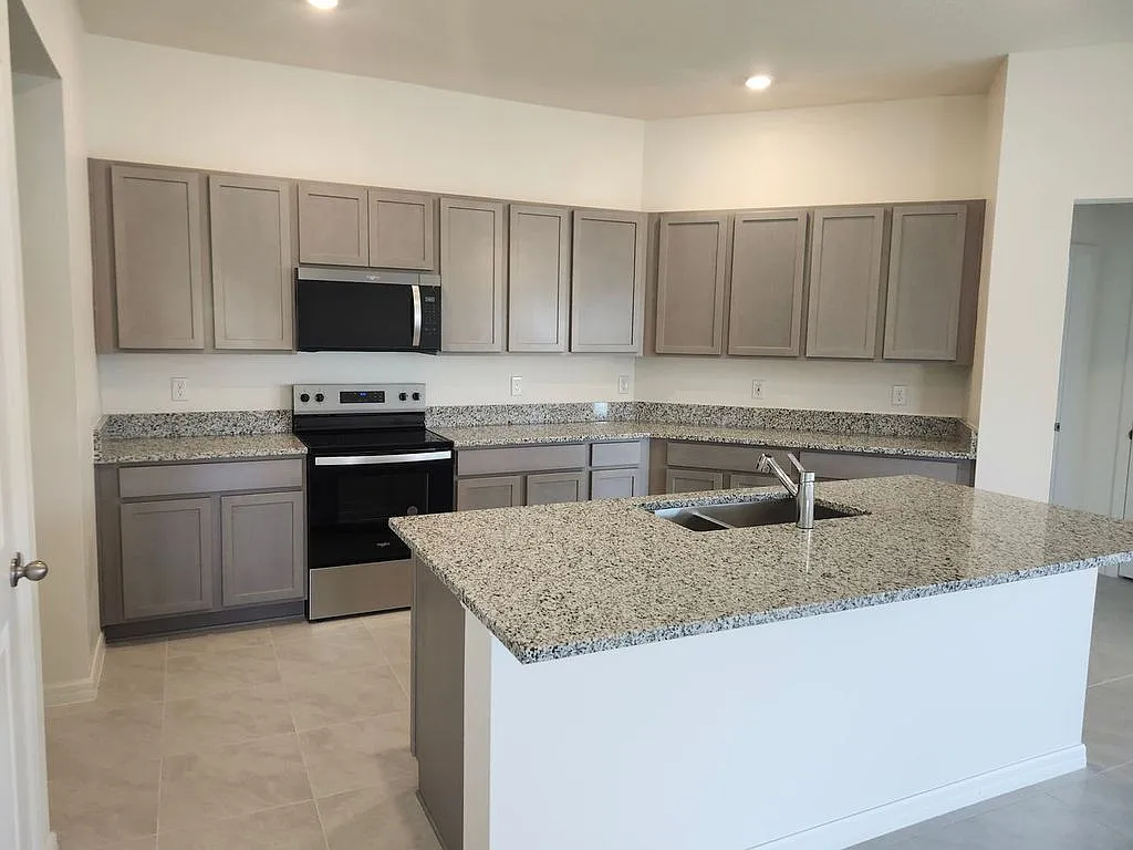 4 bed, 1989 sqft, $2,400 — Photo 2