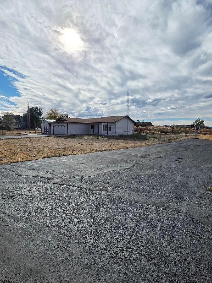 Charming 3BR House in Spring Creek — Photo 3