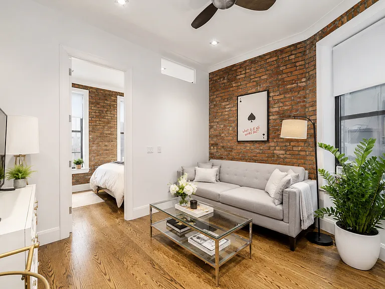37 King St #3C — Photo 2