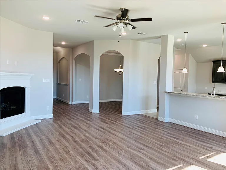 325 Delaford Dr — Photo 3