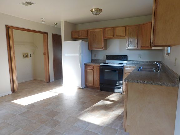 Kitchen/Laundry Closet w/hook-ups