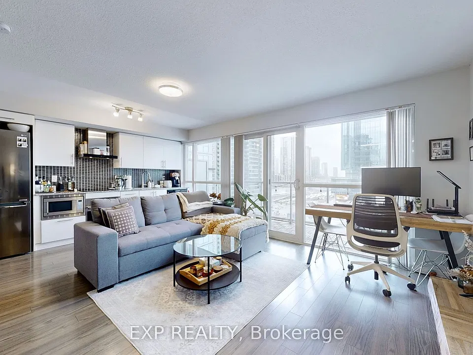 352 Front St W #817