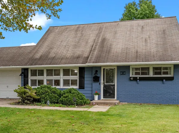 42 Kraft Ln, Levittown, PA 19055