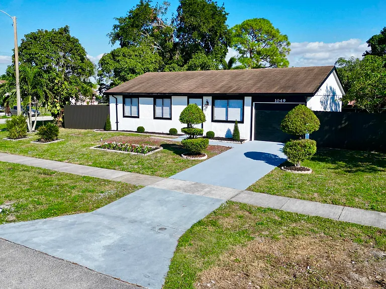 1049 Grandview Cir — Photo 40