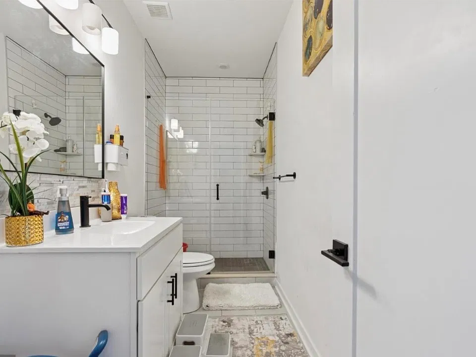 22 E Rittenhouse St #2