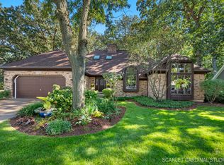 2520 River Woods Dr, Naperville, IL 60565